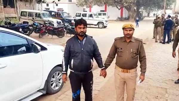 मोबाइल, स्मार्ट वॉच और ईयर बड्स बरामद