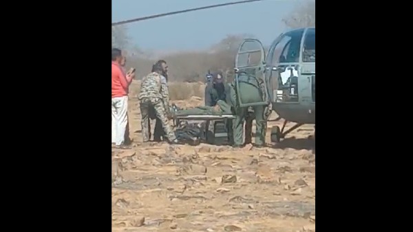 कई हिस्सों में बंटा विमान