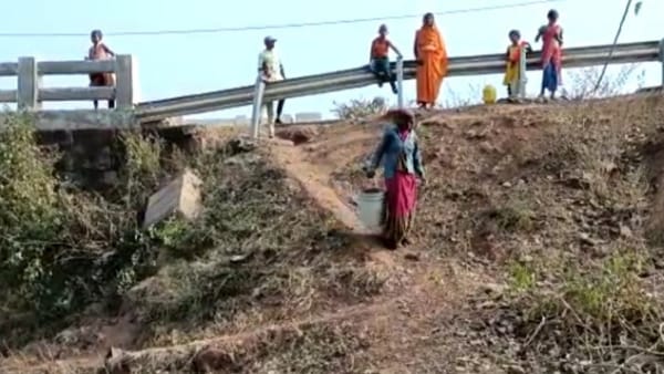 गांव में एक हैंडपंप है वह भी खराब