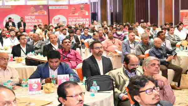 निवेशकों को लुभाने के लिए देश के कई शहरों में हो रहा रोड शो 