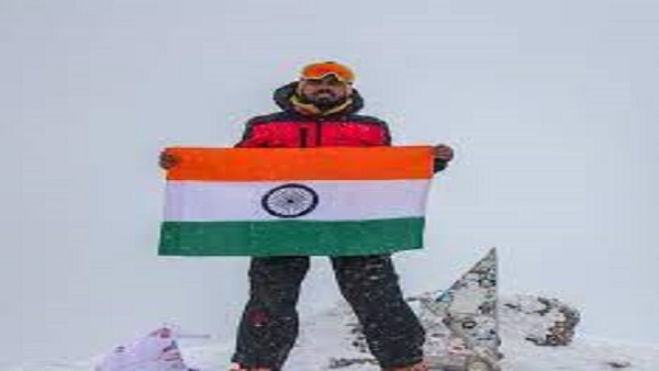 प्रतिमा व प्रशस्ति पत्र से हुए सम्मानित