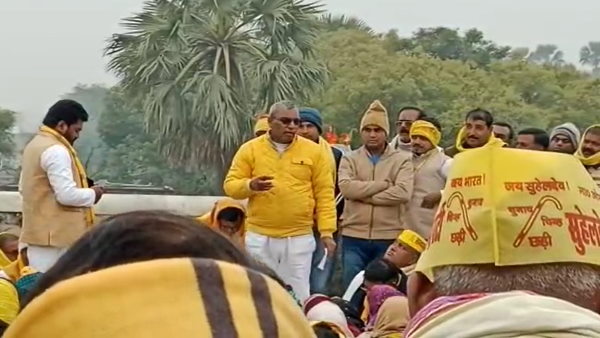 up politics OP Rajbhar giving security guarantee for 3 years membership of 10 rupees video viral