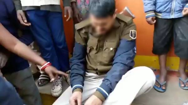 महिलाओं ने ली पुलिसवाले की तलाशी