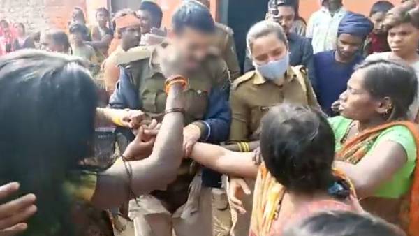 बेबस होकर छोड़ने की मिन्नतें कर रहे थे पुलिसवाले !