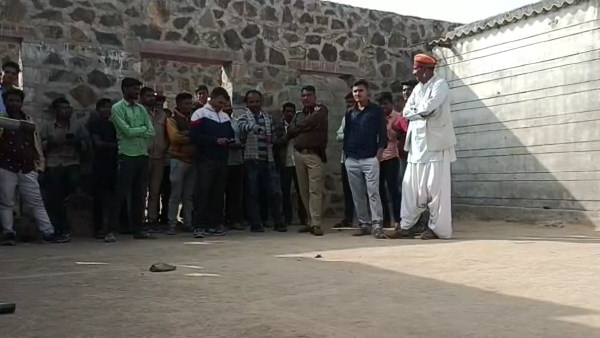 बाड़मेर सदर थाना पुलिस पहुंची मौके पर बाड़मेर सदर थाना पुलिस पहुंची मौके पर