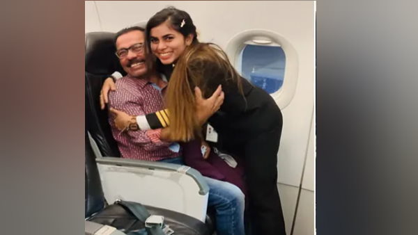 पायलट बेटी ने पापा के छुए पैर