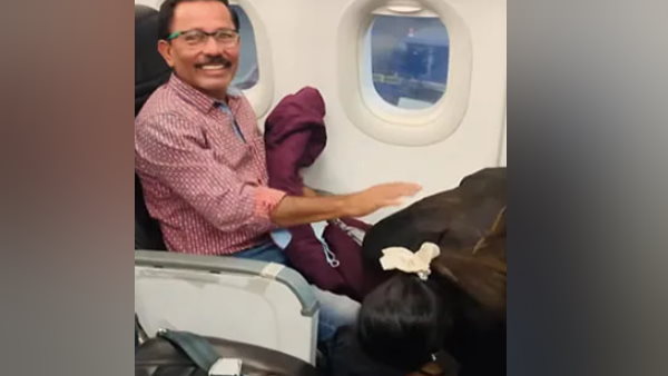 पायलट बेटी के पैर छूते ही पिता की भर आई आंखे 