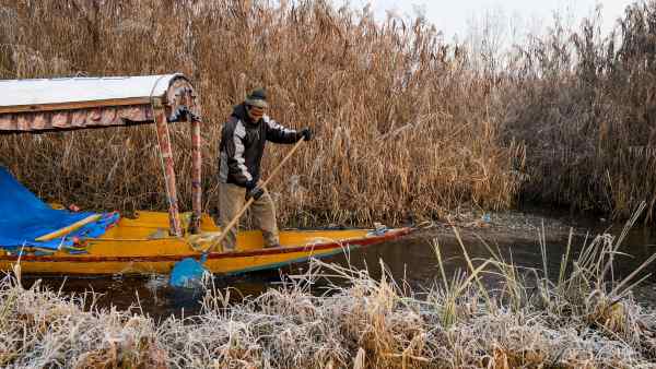 डल झील का पानी जमा डल झील का पानी जमा
