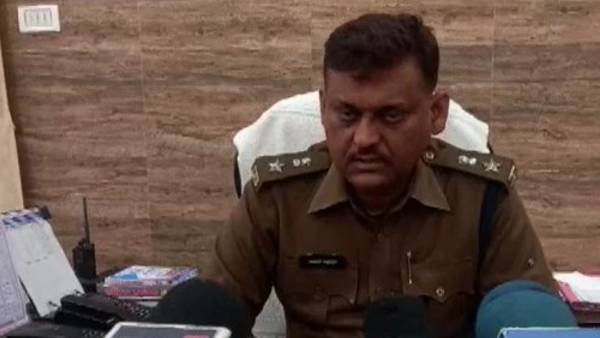 'गंदे इशारे करते हुए गलत तरीक़े से छू रहे थे मनचले'