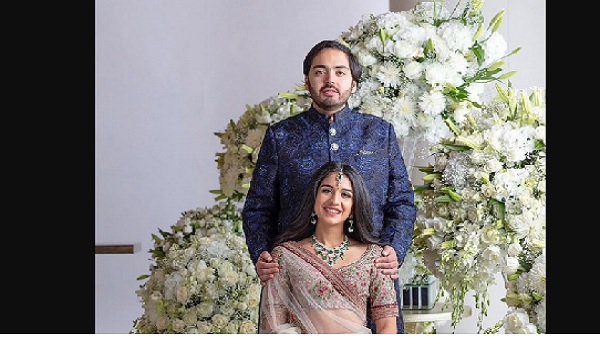 राधिका के हाथों में लगी अनंत अंबानी के नाम की मेहंदी राधिका के हाथों में लगी अनंत अंबानी के नाम की मेहंदी