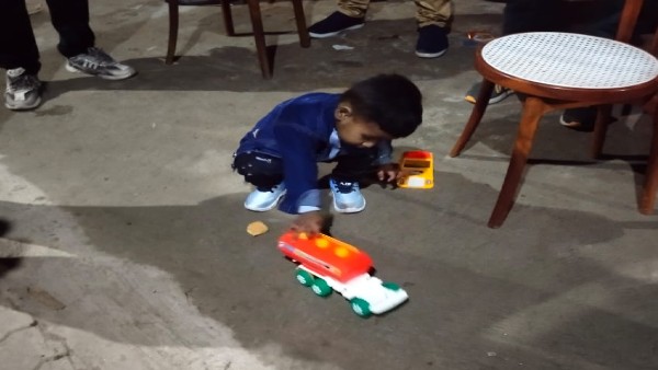 खिलौना मिलते ही खेलने लगा