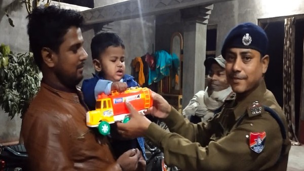 गांव पहुंचकर बच्चे को लौटाया खिलौना