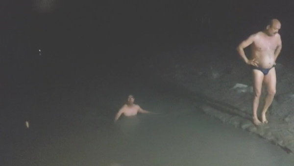 Balrampur woman jumps into rapti river from bridge brave officers jumped for the rescue viral video Balrampur woman jumps into rapti river from bridge brave officers jumped for the rescue viral video