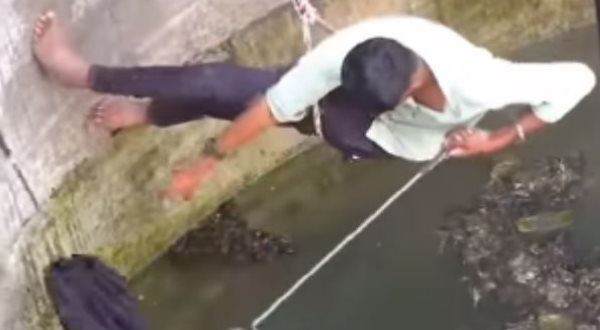 शख्‍स ने रॉड से उठाया ऊपर सांप 