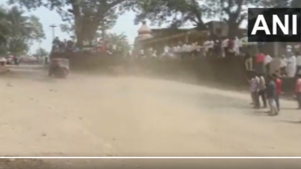 उल्टा दौड़ता एक ऑटो तो पलट ही गया उल्टा दौड़ता एक ऑटो तो पलट ही गया