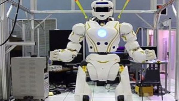 महंगे वकील को टक्कर देगा AI रोबोट