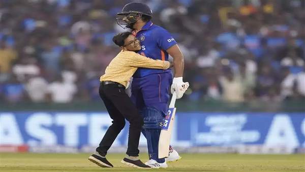  फैन ने रोहित शर्मा को लगाया गले