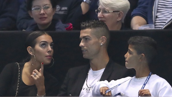 बिना शादी के एक साथ नहीं रह सकते सऊदी अरब में बिना शादी के एक साथ नहीं रह सकते सऊदी अरब में