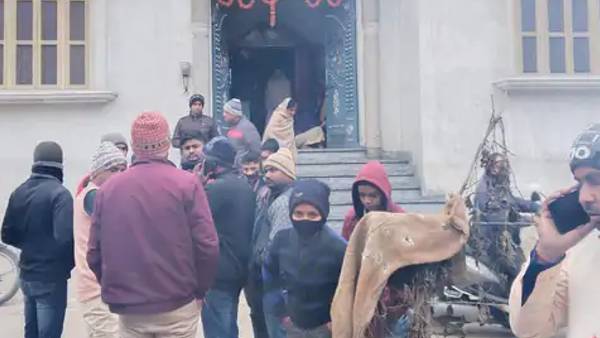 मासूम बच्ची के सिर से उठ गया पिता का साया
