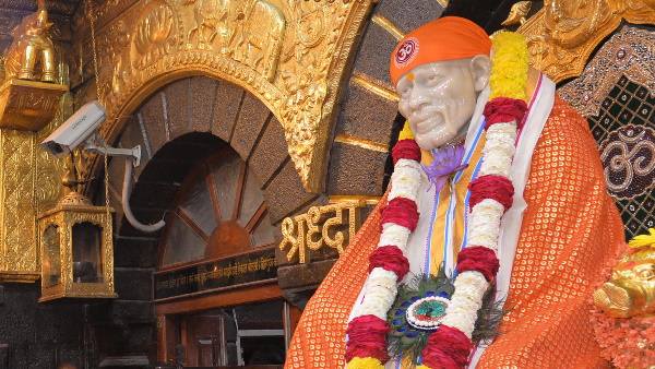 31 दिंसबर को रात में भी खुला साईं मंदिर 31 दिंसबर को रात में भी खुला साईं मंदिर