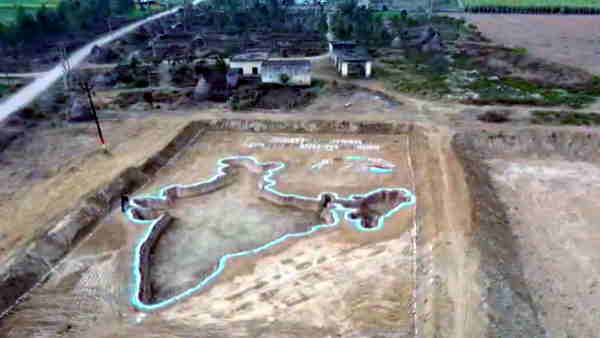 32 मीटर लंबा और 29 मीटर चौड़ा अद्भुत तालाब