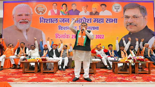 सालासर का द्वार ढहाया