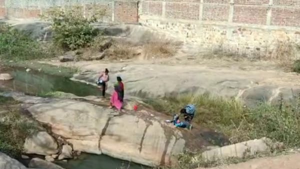 झरने में सुबह शाम रहती है भीड