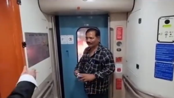 वंदे भारत एक्‍सप्रेस के अंदर सेल्‍फी लेने के लिए पहुंच गया