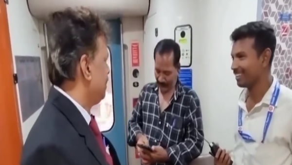 टीटी ने बिना टिकट के पकड़ा 