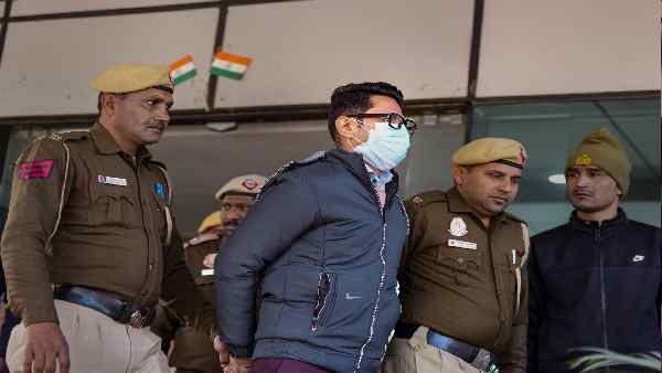 'पायलट आराम कर रहे हैं'