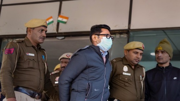 'महिला ने खुद पर किया पेशाब, यूरिनरी इनकंटीनेंस की है समस्या'