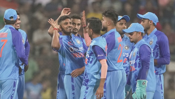 शिवम मावी ने की शुरुआत