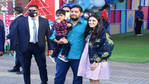 बर्थडे पार्टी की तस्वीरें सोशल मीडिया पर वायरल 