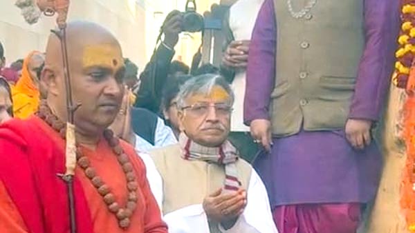 विग्रहों की पूजा के दौरान मौजूद रहे काफी लोग