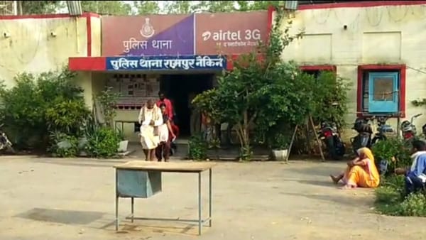 दूसरे बच्चों का सामान चुराने का आरोप