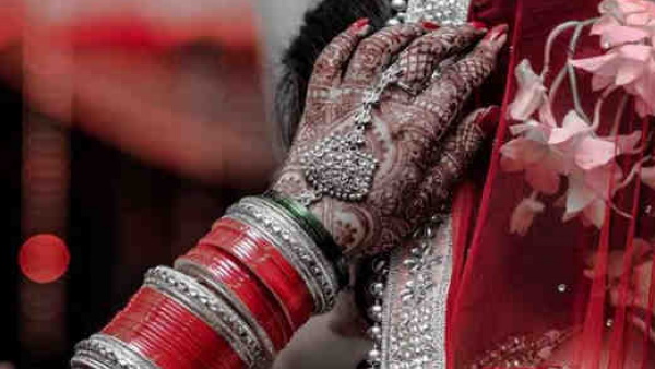 हर कोई देखने पहुंच रहा मूर्ति 