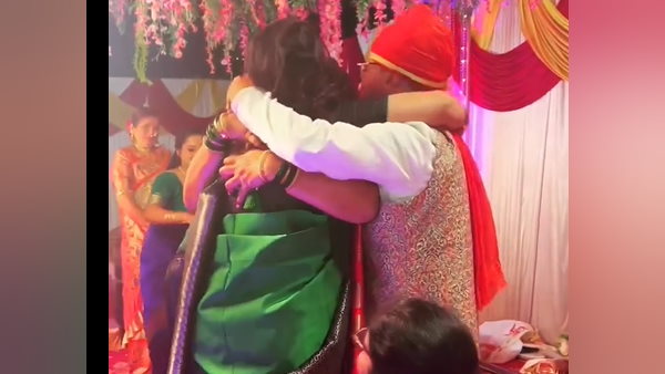 यूके से भाई की शादी में लौटी वापस 