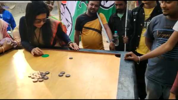 सांसद सोशल मीडिया प्लेटफॉर्म पर एक्टिव