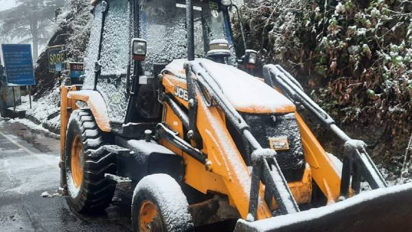 बर्फबारी के कारण यातायात हेतु अवरुद्ध