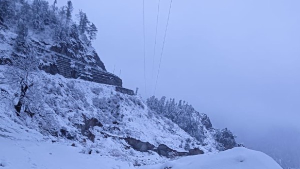 हिल स्टेशनों में पर्यटकों का जमावड़ा 