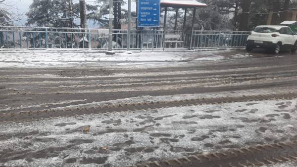 देहरादून के आसपास के इलाकों में भी बर्फबारी से ठंड 
