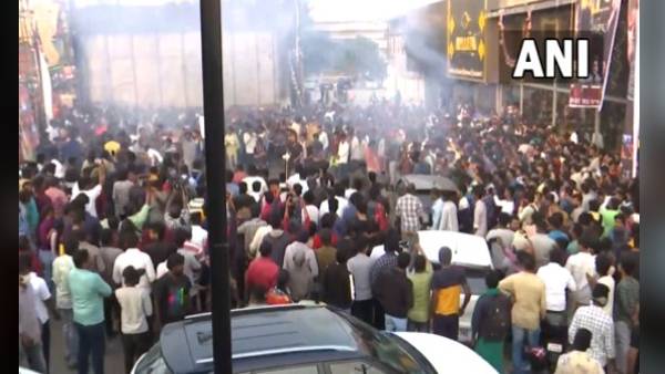 सिनेमा हॉल के बाहर हंगामा सिनेमा हॉल के बाहर हंगामा