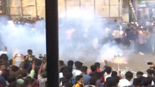 दोनों स्टार्स के फैंस मना रहे जश्न दोनों स्टार्स के फैंस मना रहे जश्न