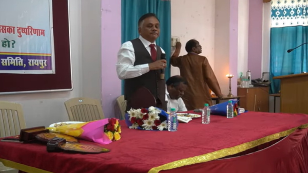 कमरे में चलने को कहा तो करने लगे अभ्रदता