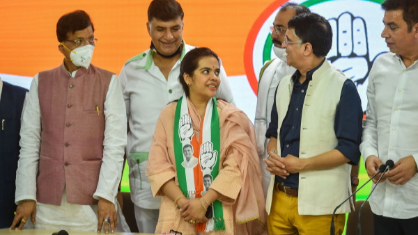 पिता की विरासत को सुभाषिनी बढ़ा रही हैं आगे पिता की विरासत को सुभाषिनी बढ़ा रही हैं आगे