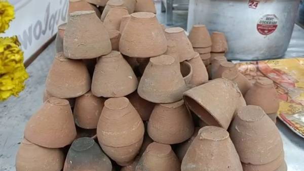 करीब 300 कप चाय रोज़ाना बेचता है मुकेश करीब 300 कप चाय रोज़ाना बेचता है मुकेश