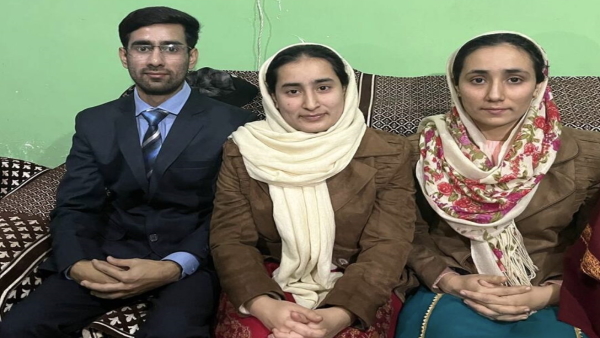 मैकेनिक पिता ने तीनों को खूब पढ़ाया