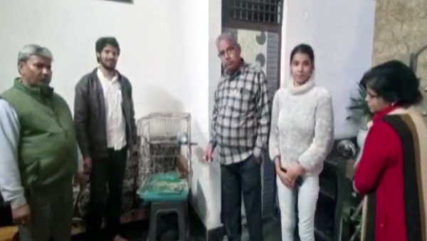 तोते ने खुद बताया अपने मालिक का नाम