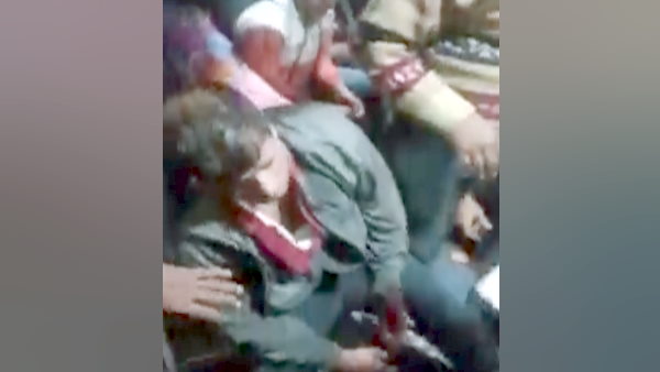 Bihar Muzaffarpur Samastipur Railway TTE beating passengers without tickets viral video 