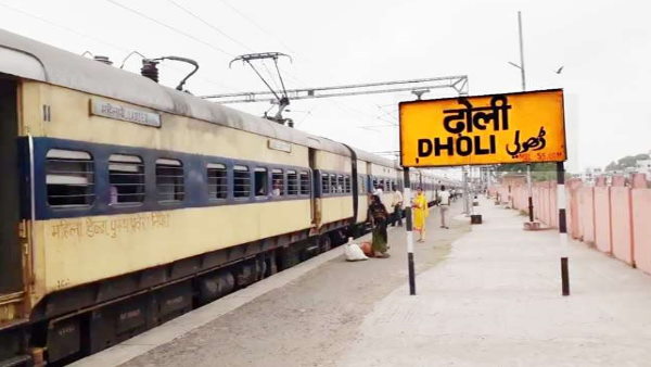 Bihar Muzaffarpur Samastipur Railway TTE beating passengers without tickets viral video 